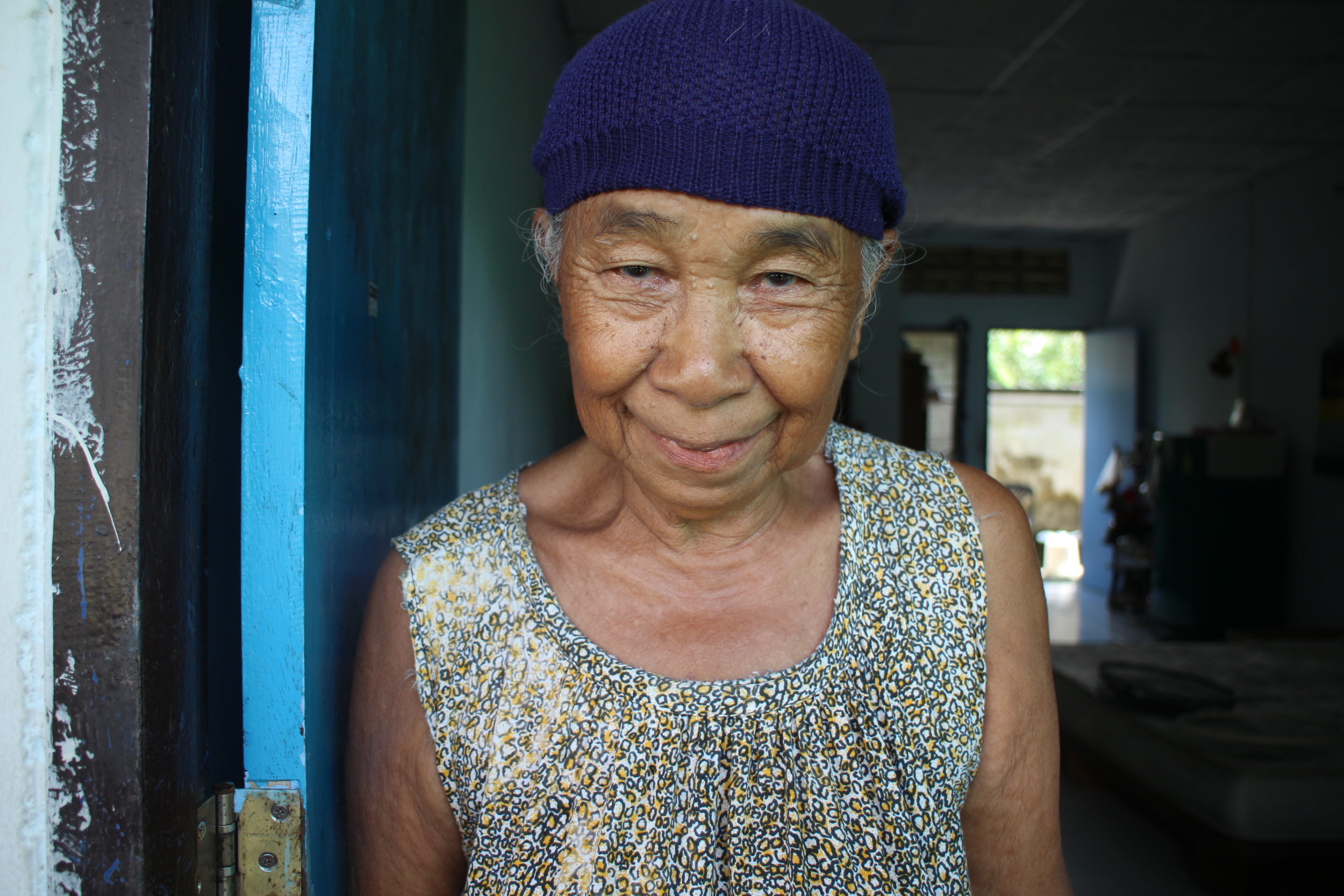   Sa Samuthaban – Ma, barnhemmets farmor/mormor   Maa kom till oss som hjälpsökande med två av sina barnbarn 2005. Hennes två barnbarn har vuxit upp och kunnat lämna barnhemmet men Ma är kvar. Hon är inte anställd på barnhemmet, men vi vill ändå berä