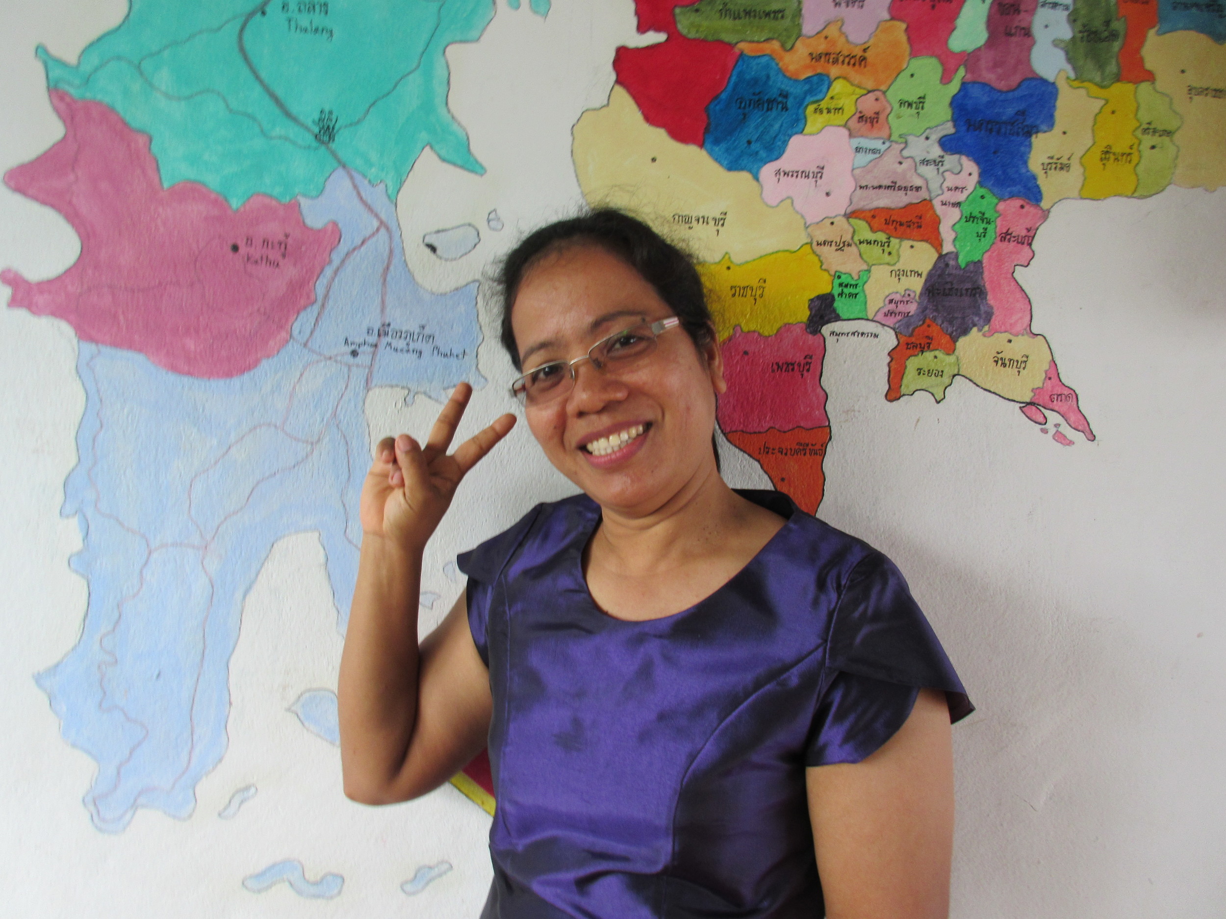   Siriyakorn Kakthai - Khruu Jam   Khru (= lärare) Jam har jobbat hos oss sedan 2011, och är Happy Child Homes alldeles egna lärare. Dagtid jobbar hon som lärare på Wat Muang Mai skolan, men hon är anställd och får lön av Happy Child Home. Efter skol