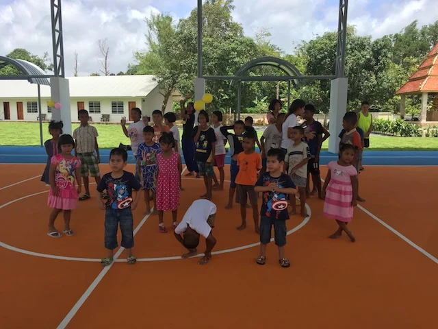 Barnen dansar.JPG