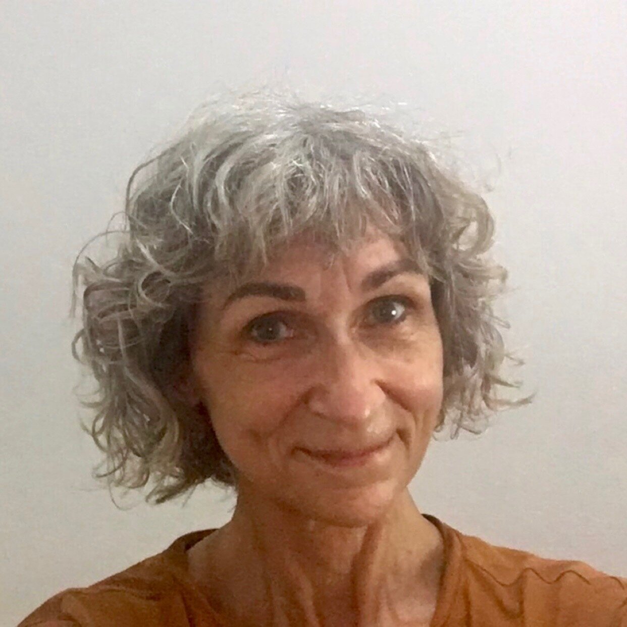   Susanne Janson - Sussi   Sussi började arbeta som volontär i mars 2005 och blev anställd av den thailändska stiftelsen som driver Happy Child Home efter att sponsorerna meddelade att de ville ha henne och Hans kvar som ansvariga för ett fortsatt sa