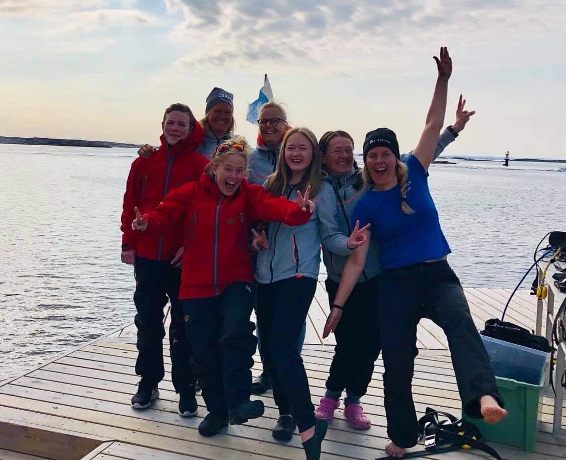   Smögen Dyk &amp; Upplevelse auktionerade ut två provdyk   Vår fjärde auktion startade fredagen den 10/4-2021. Lasse Tenerz vann budgivningen då ha la 2 000 kr och kan nu se fram emot två provdyk i Smögen i sommar hos det härliga gänget på bilden.  