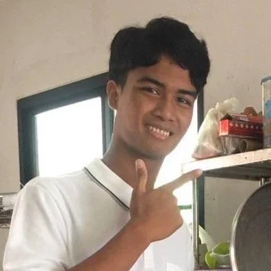   Dee studies Sport and Health Science   Dee came to stay with us when he was 7 years old, in 2013. He came to us with his little brother Lan. Thanks to his warm outgoing manner, he very quickly entered the family and made many friends both at Happy 