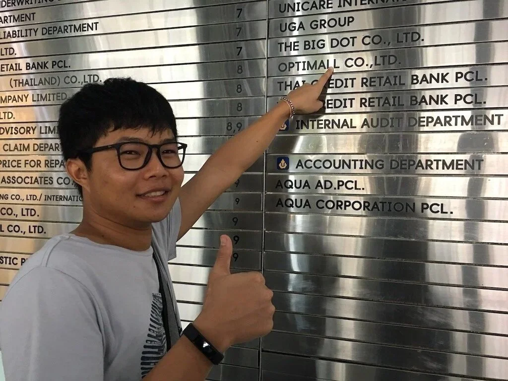   Neng arbetar som webdesigner i Bangkok   Neng eller Fuse som han idag kallar sig var den första av barnen som fick möjlighet att studerar vidare på universitetet.  Neng kom till Happy Child Home 2006 när han var 11 år och på eget initiativ flyttade