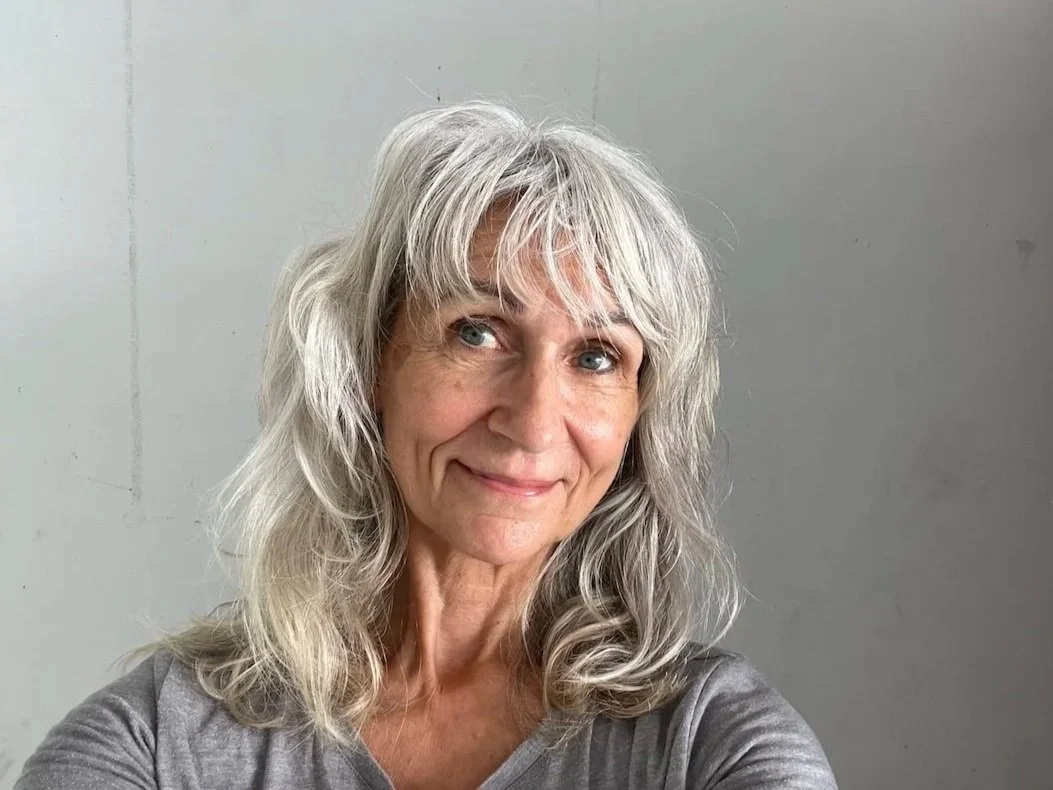   Susanne Janson - Sussi   Sussi började arbeta som volontär i mars 2005 och blev anställd av den thailändska stiftelsen som driver Happy Child Home efter att sponsorerna meddelade att de ville ha henne och Hans kvar som ansvariga för ett fortsatt sa