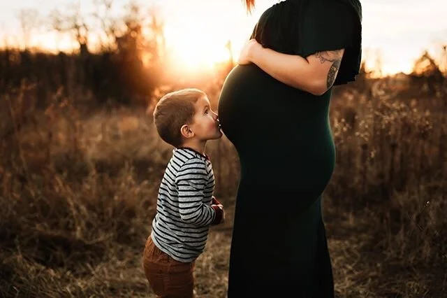 When you already love your baby brother 💙
&bull;
&bull;
&bull;
&bull;
#medialewandowskiphotography #southernindianaphotographer #louisvillephotographer #maternityphotographer #maternityphotography #maternitysession #unraveledacademy #thesincerestory