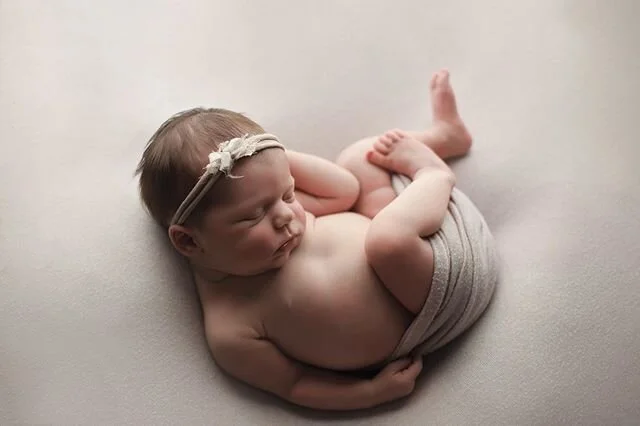 Sadie | 5 days new 💕
&bull;
&bull;
&bull;
&bull;
#medialewandowskiphotography #southernindianaphotographer #louisvillephotographer #louisvillenewbornphotographer #southernindiananewbornphotographer #newbornphotography #newbornphotographer #newbornse