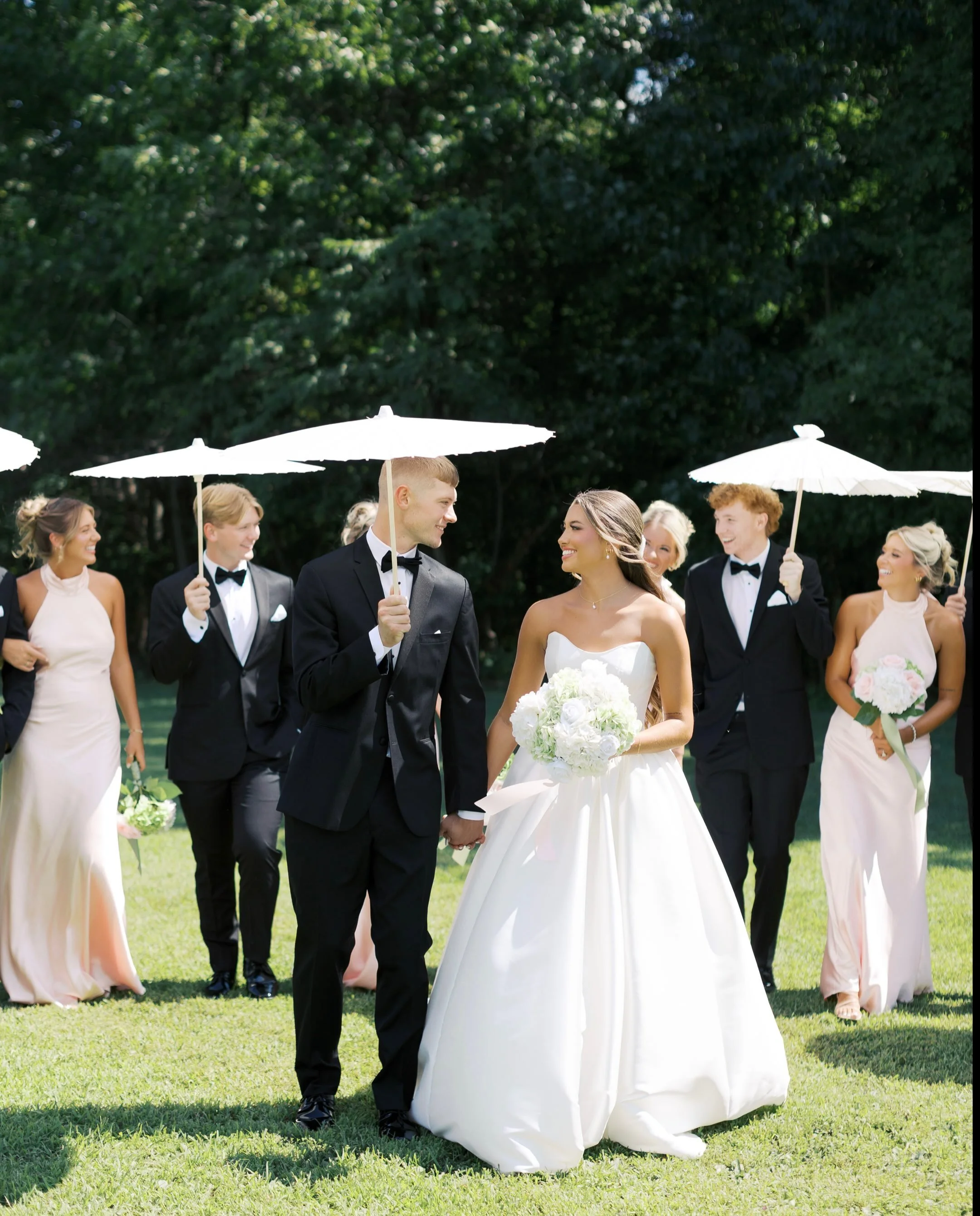 These parasols are the perfect wedding party accessory 🤍

#louisvilleweddingphotographer #indianaweddingphotographer #kentuckyweddingphotographer #wedsocietylouisville