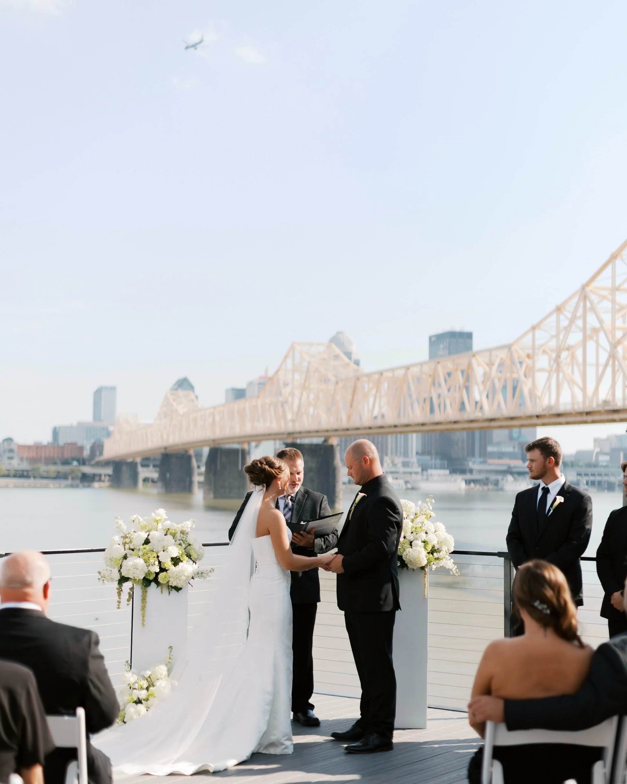 Ceremonies with a view 🤍

#indianaweddinghotographer #southernindianaphotographer #southernindianaweddings #louisvillephotographer#louisvilleweddingphotographer