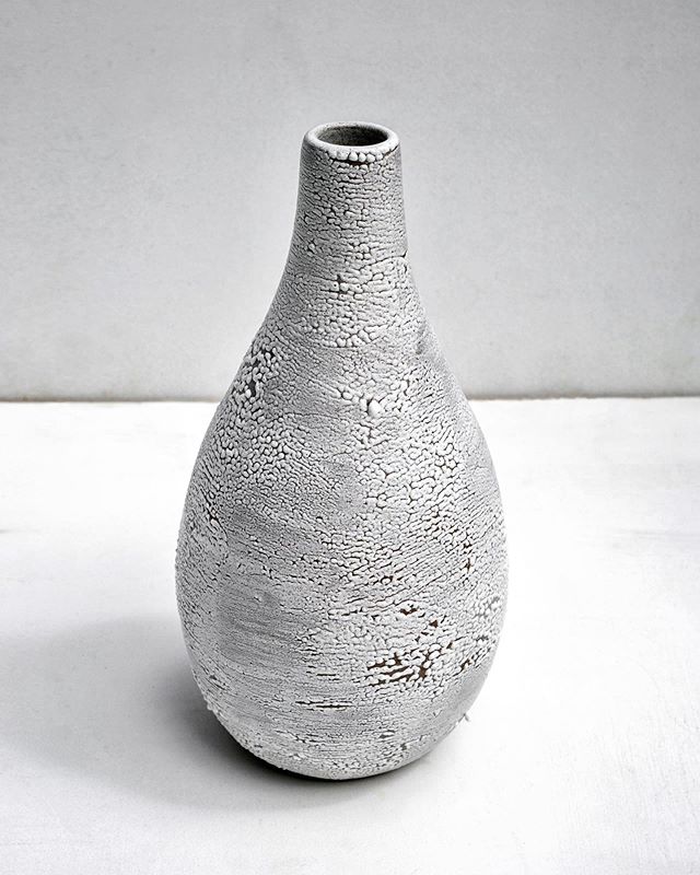 Hey hey to all the islanders and visiting islanders out there! I&rsquo;m having a pop up tomorrow at 29 Winter Street in Edgartown 4-7pm (across from Backyard Taco) there will be snacks, drinks, and lots of pottery! Swing by and say hi 👋🏼 #ceramics