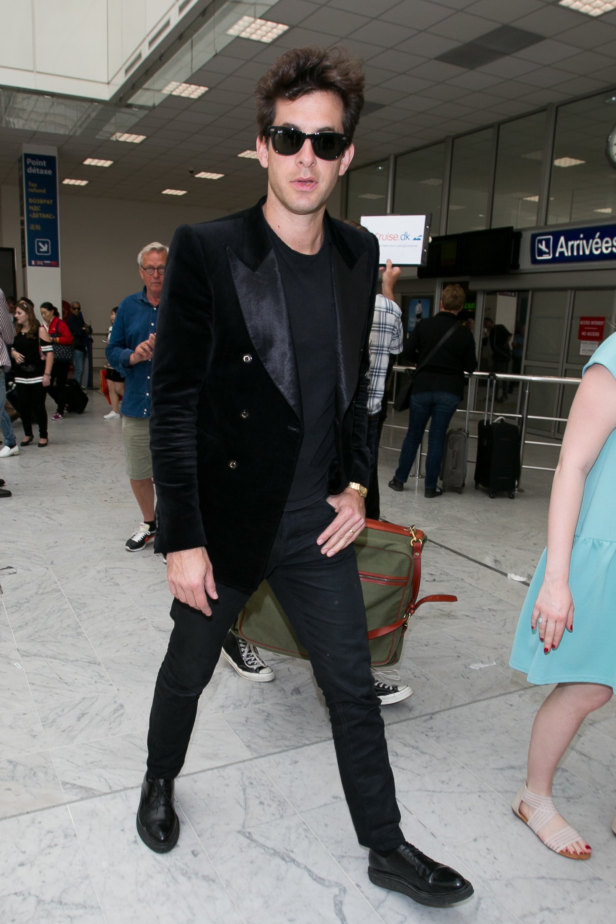 gq-mark-ronson-tuxedo-airport.jpg