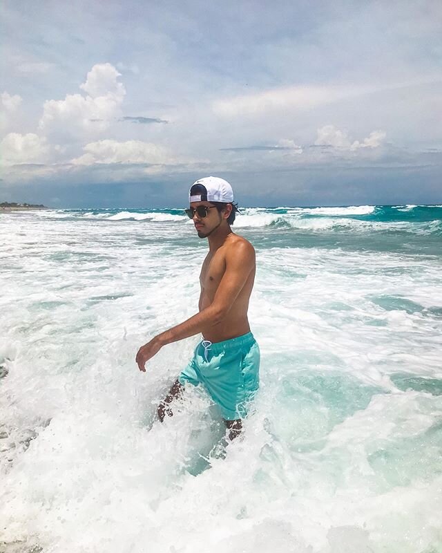 The ocean has been the most therapeutic thing these days. Btw if anyone is wanting a little laugh head on over to the link in my bio for a new YouTube video! Everyone can use a laugh so I hope you guys enjoy and it makes you guys laugh lmao 😅