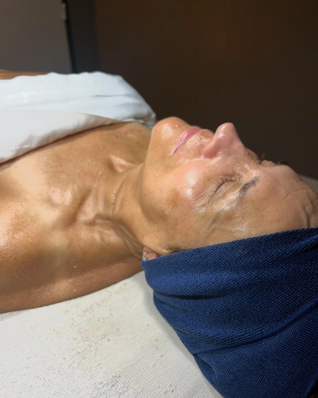 Undeniable GLOW by @radiantbeautybykt ✨
Kaitlyn will only be offering services at 50% off until 11/2! There are VERY limited appointment times left. Click the link in bio to book NOW! 
Service: Uptown Facial + Dermaplane Upgrade