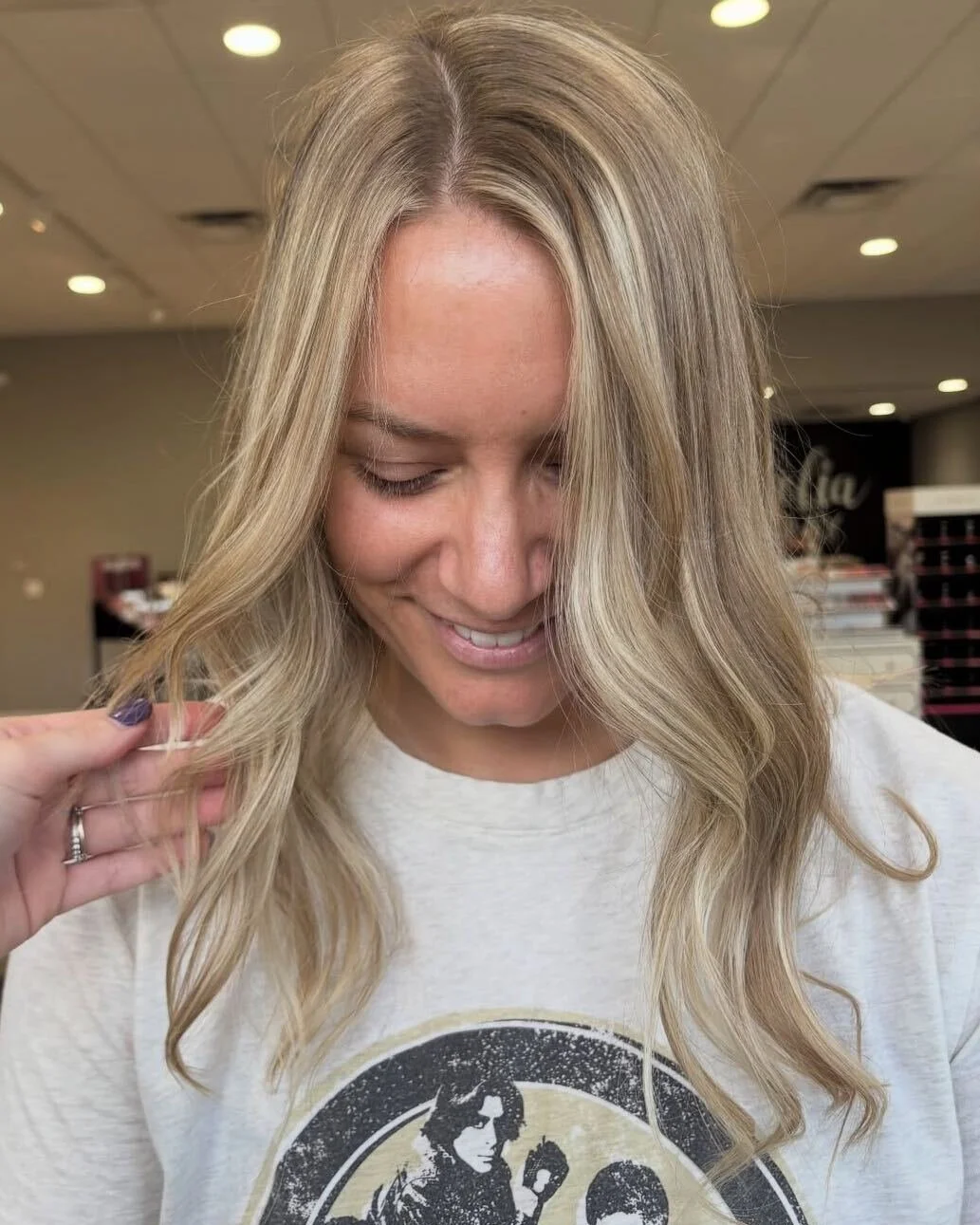 Blended, lived-in, and low-maintenance — just how we like it👏👏
@yourmanegirlkenna 
Link in bio to book your next hair appointment!