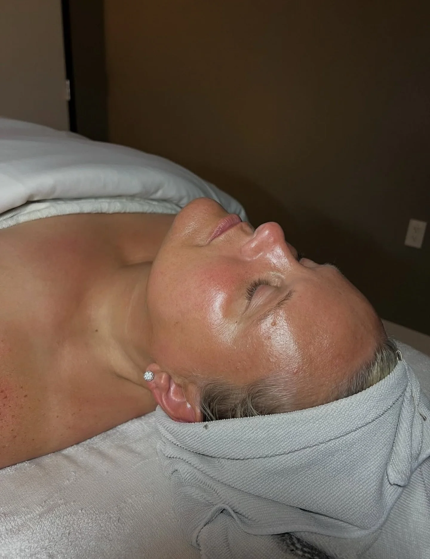 A post-dermaplane glow >>> 
Beautiful after results by @radiantbeautybykt 👏🏻😍 
Have you experienced a facial with Kaitlyn yet? Click the link in bio to book now!