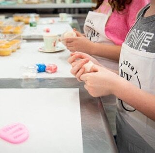 Create daily projects taught by award-winning cake decorators and pastry chefs. Learn skills like piping, cake decorating, cookie decorating, specialty cake pops and unique sweet treats. Price includes 5 day Project Supply Kit with everything you nee