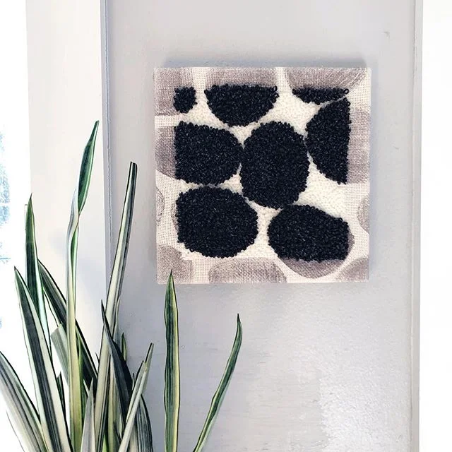 Enjoying the simplicity of this piece. It&rsquo;s at @dune_giftandhome if you want to see it too. 🌑🌚🎱💣🖤 #rughooking #punchneedleembroidery #blackandwhitehome