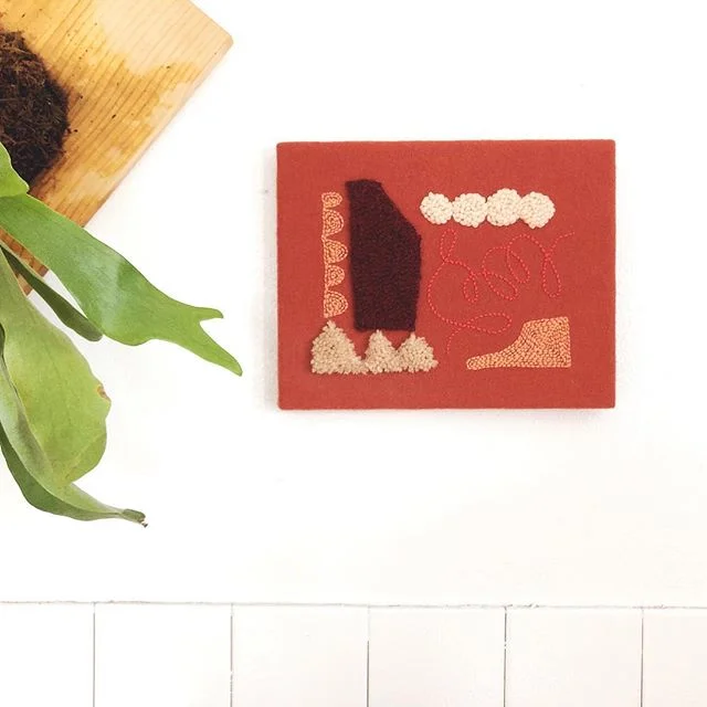 Here is the finished piece from yesterday&rsquo;s video. I&rsquo;m rather in love with it. ❤️ Maybe I&rsquo;ll actually keep this one? 😬🤷🏻&zwj;♀️ #LAPfiberart #punchneedleartist #wisconsinartist