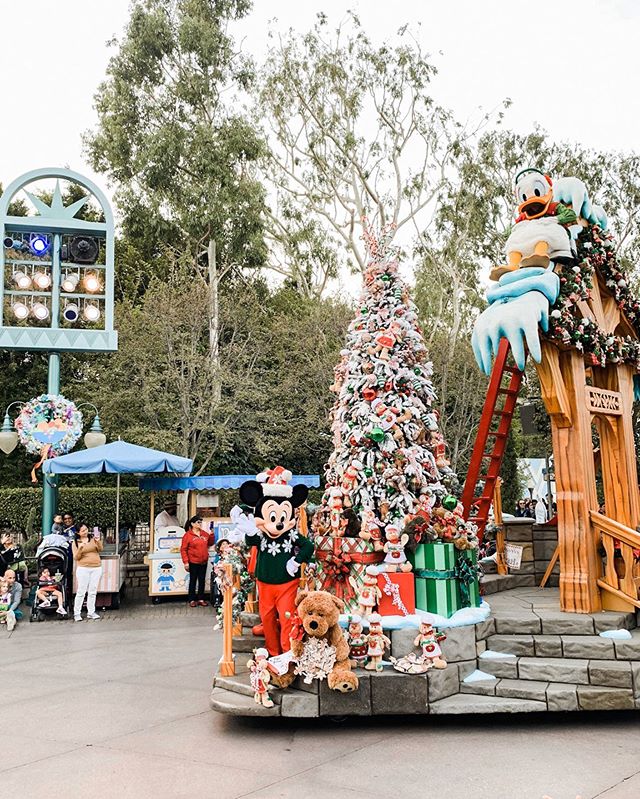 #disneymoms!❓How do YOU keep your kids entertained while waiting for the parade❓We don&rsquo;t always watch the parade because you gotta snag a good spot to watch especially if you have little ones. Which means it takes easily up to an hour or more b