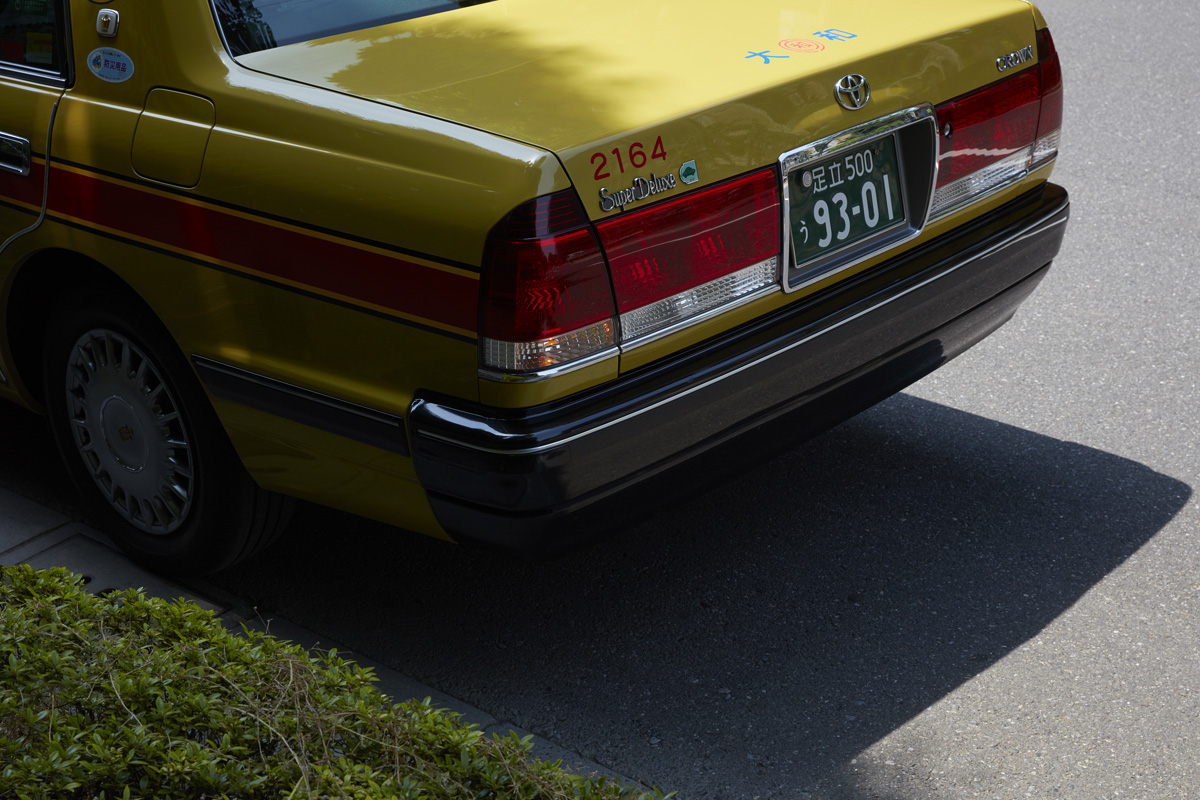 these taxis whose color seems so amazing and original, They have a very particular elegance, the driver often wears white gloves and sometimes even a kepi.They open the door automatically,without moving from their seat.
