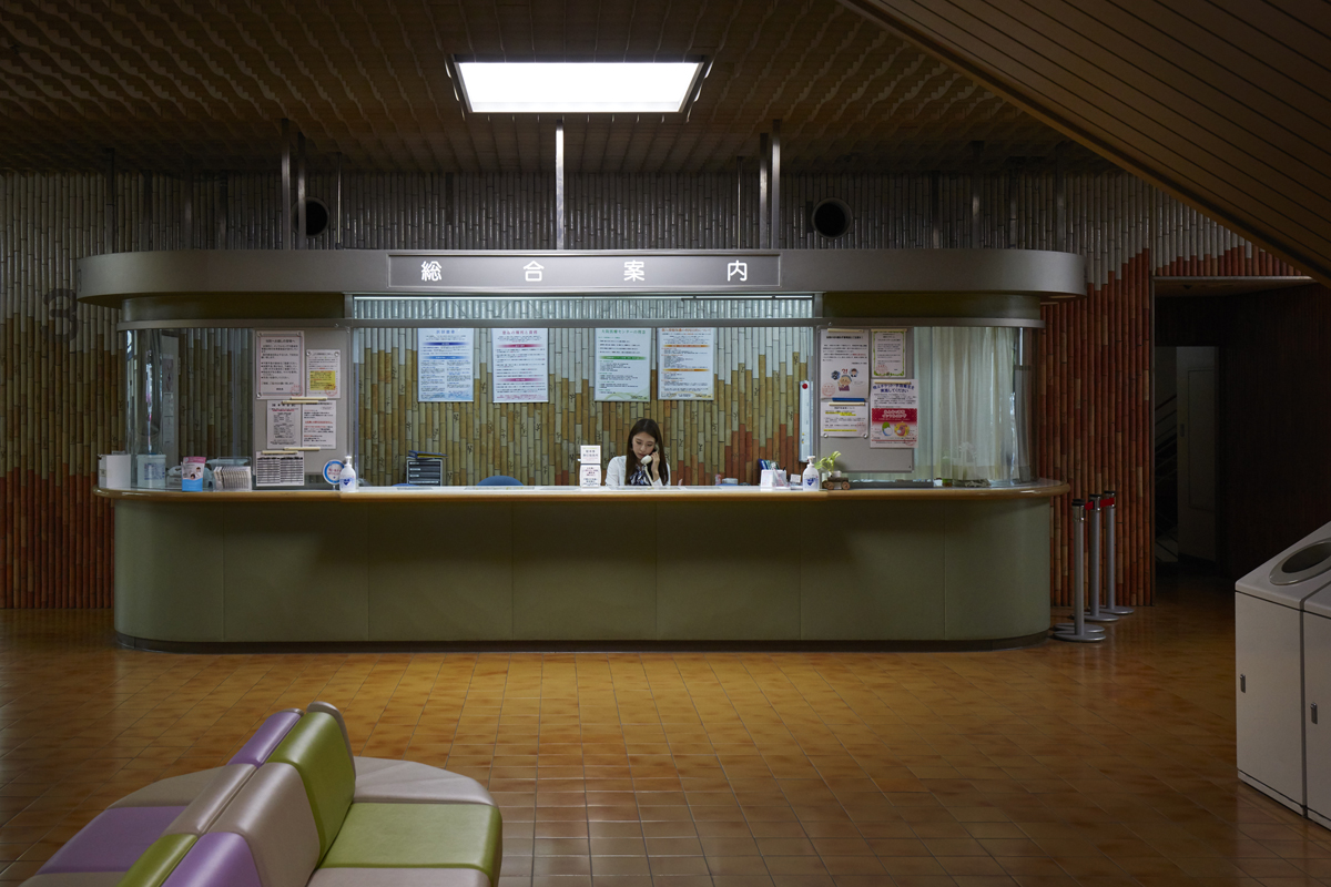 I found this hospital in osaka by pure luck, if luck really exists… It was busy, as most hospital halls around the world are, but i was invaded by an overwhelming feeling of calm and serenitY. There was a kind of silence that I tried to put in image.
