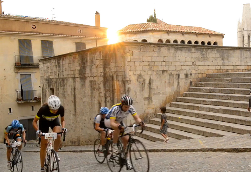 The hill climb over cobbles
