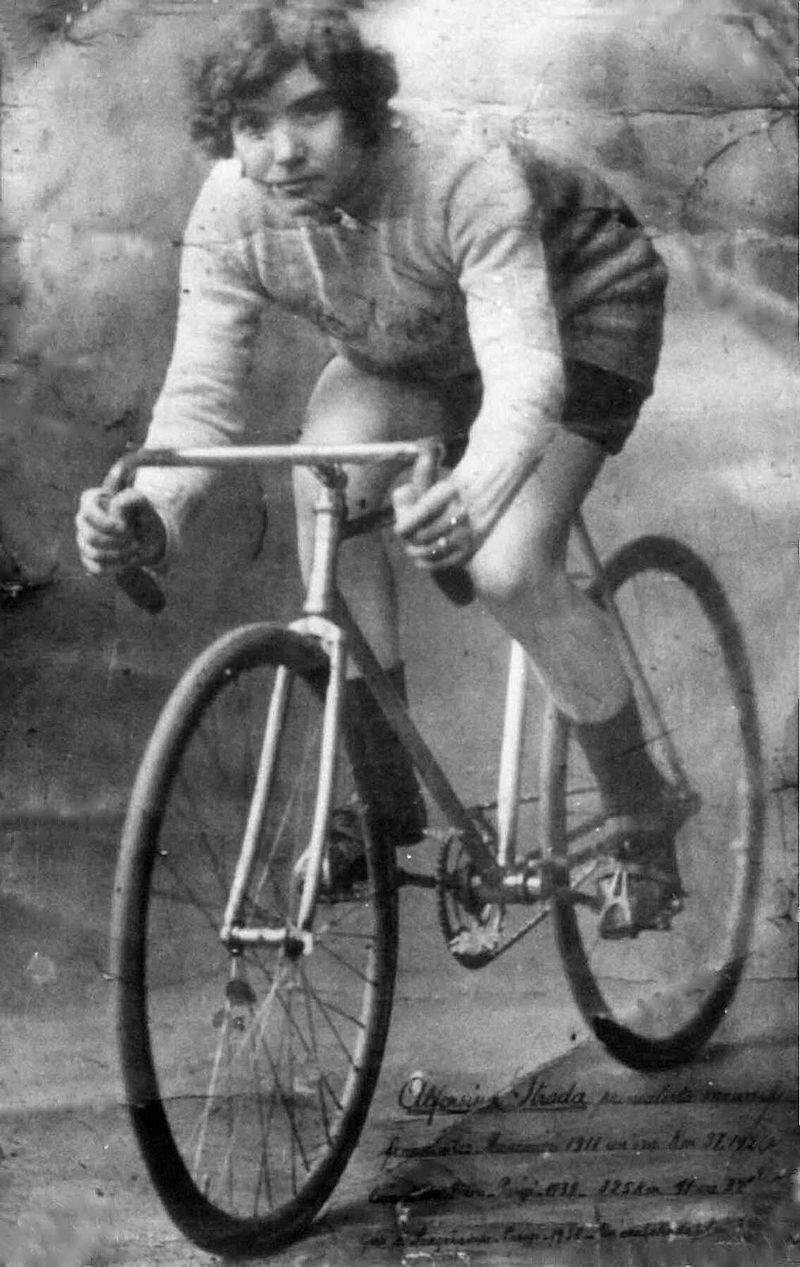 Alfonsina Strada, the Devil in a Dress or Queen of the Cranks