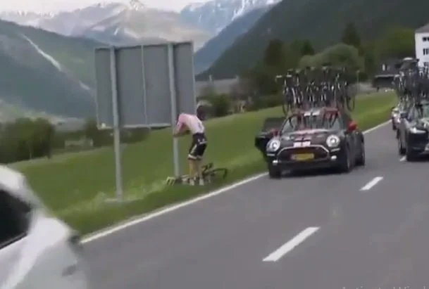 Dumoulin strips off at the side of the road