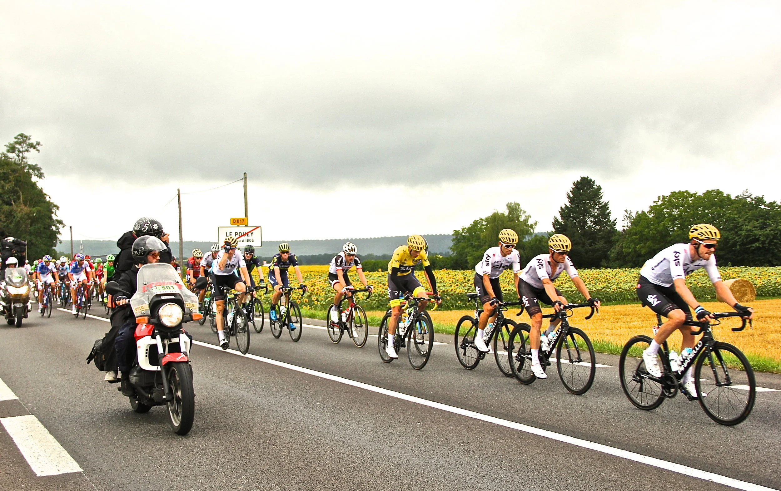 Team Sky protect the Yellow Jersey