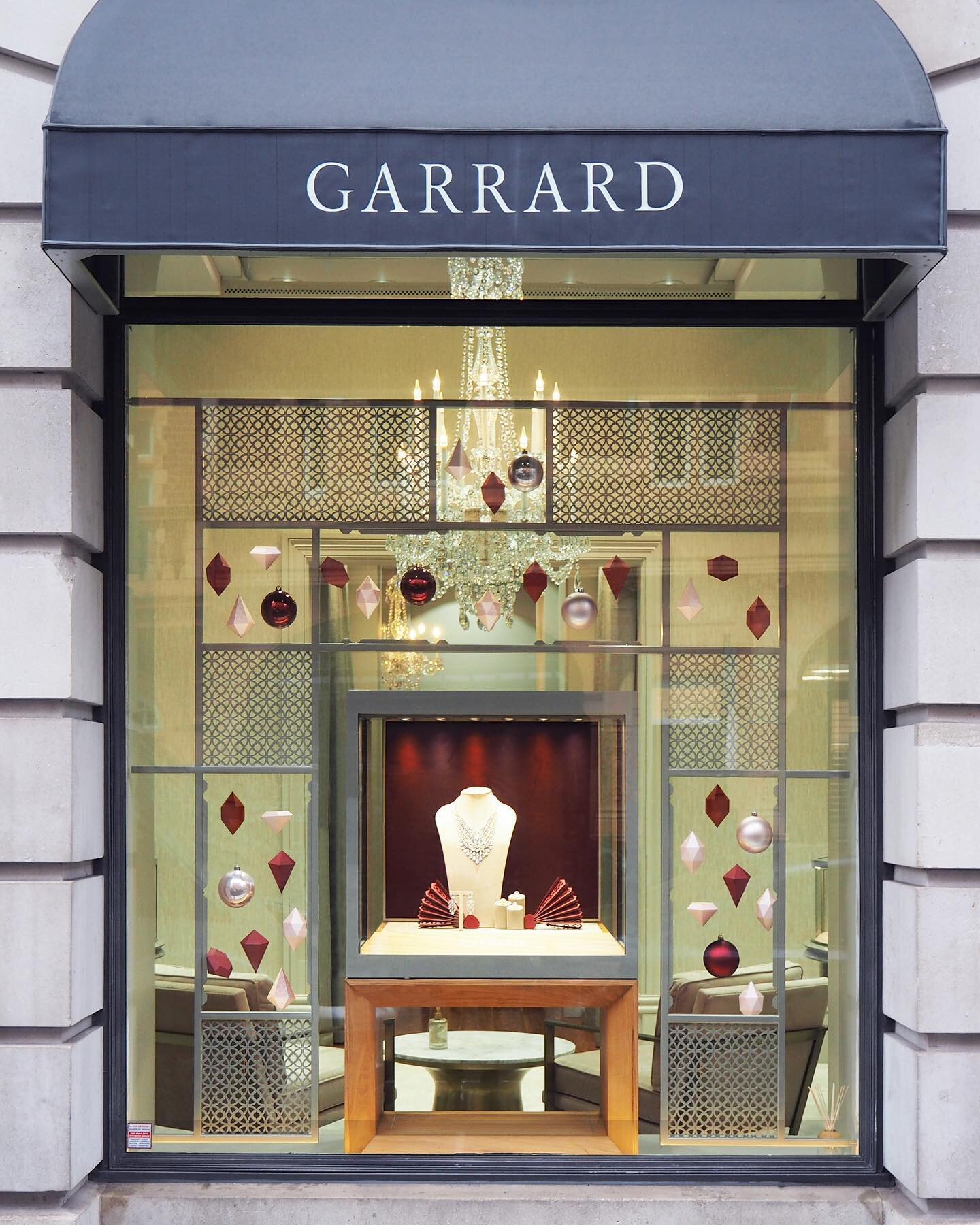 We had the pleasure of working with House of Garrard on the design, production and installation of their flagship Christmas windows. The seven windows are adorned with handmade paper jewels and fans inspired by the Garrard fine jewellery collections.