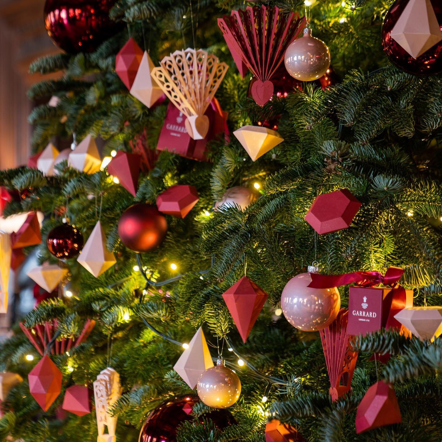 The House of Garrard X Cliveden house christmas tree decorations include over 500 handmade faceted paper jewels and fans inspired by the Garrard fine jewellery pieces. Design, production and installation by @hwvisual