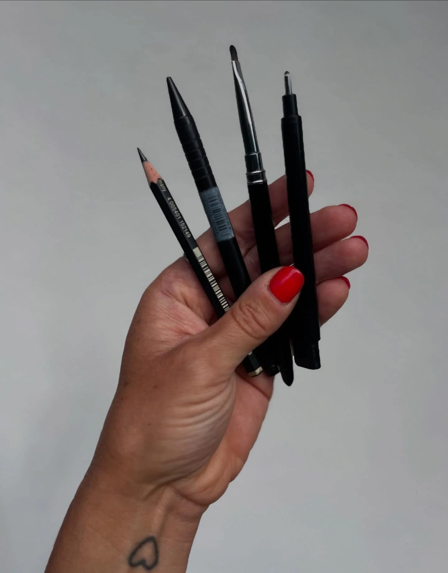 Jeg bliver spurgt til, hvad jeg bruger af redskaber, n&aring;r jeg tegner, og dette er basically hvad jeg har brug for:
- Graphite Matt blyant(er)
- Stiftblyant (til de helt fine detaljer)
- Pensel (til at blende blyanten)
- Tyndt viskel&aelig;der (t