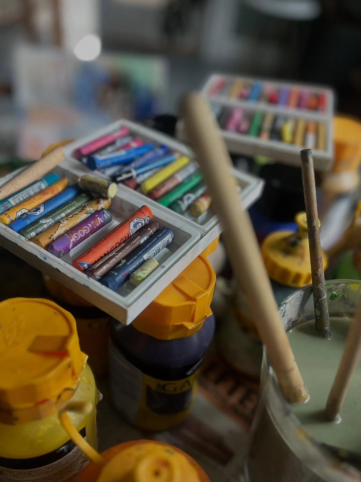 Det&rsquo; sq meget fedt at v&aelig;re lidt messy en gang imellem&hellip; Jeg st&aring;r ved det: Jeg roder, sviner &amp; kradser lidt i overfladen - and I&rsquo;m proud 😆
#messy