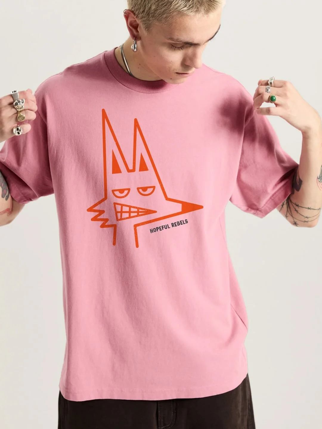 Hopeful Rebels er et f&aelig;llesskab for mennesker, der v&aelig;lger h&aring;b som en bevidst strategi. Tanken er at mikse idealisme med handling og et strejf af opr&oslash;rstrang.
R&aelig;ven er valgt som symbol, da den ikke bare er p&aelig;n og k