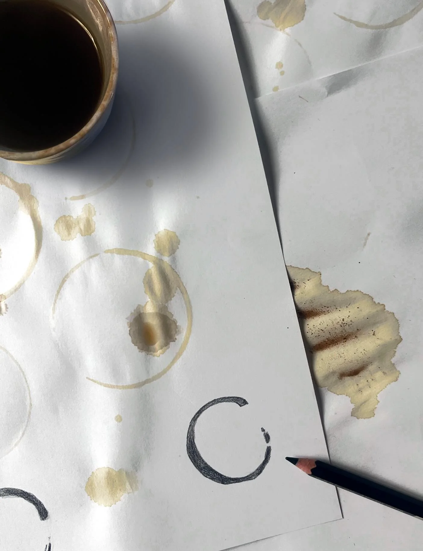 TAKTILT &amp; UPERFEKT og synligt &ldquo;lavet af nogen&rdquo;, tror jeg bliver en stor design-trend i 2026. Vi er allerede ved at v&aelig;re tr&aelig;tte af &ldquo;perfekte&rdquo; AI-genererede billeder, som ikke kan m&aelig;rkes, og jeg tror derfor