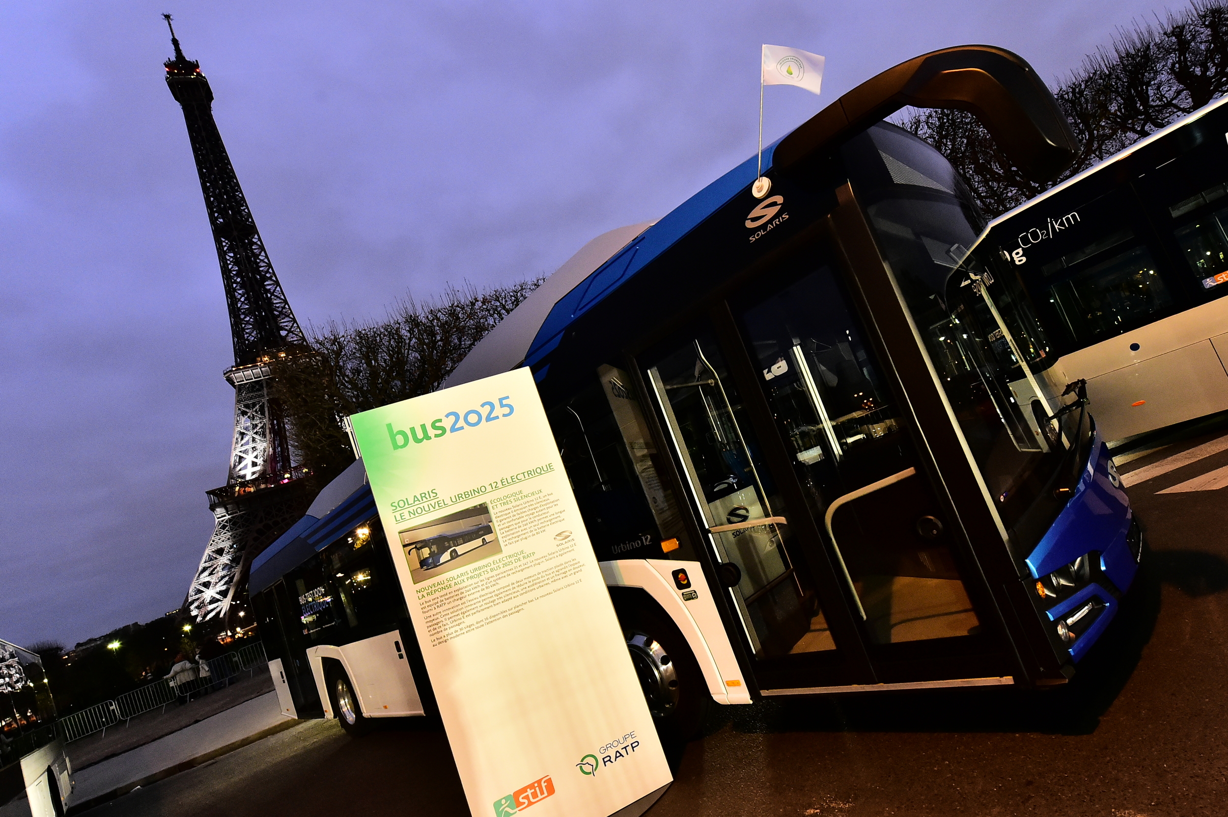 Elektrobus od Solarisu v provedení New Urbino začal 2. 12. 2015 testy na linkách pařížské MHD. Na snímku pózuje pod Eiffelovou věží. (foto: Solaris Bus & Coach)