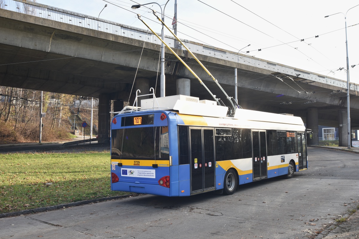 Zadní pohled na vůz Solaris Trollino ze Švýcarska na smyčce Bazaly. Lak vozidel zůstal zachován, změnily se však některé detaily, například provedení informačního systému nebo systém stahování sběračů. (foto: Miroslav Halász)