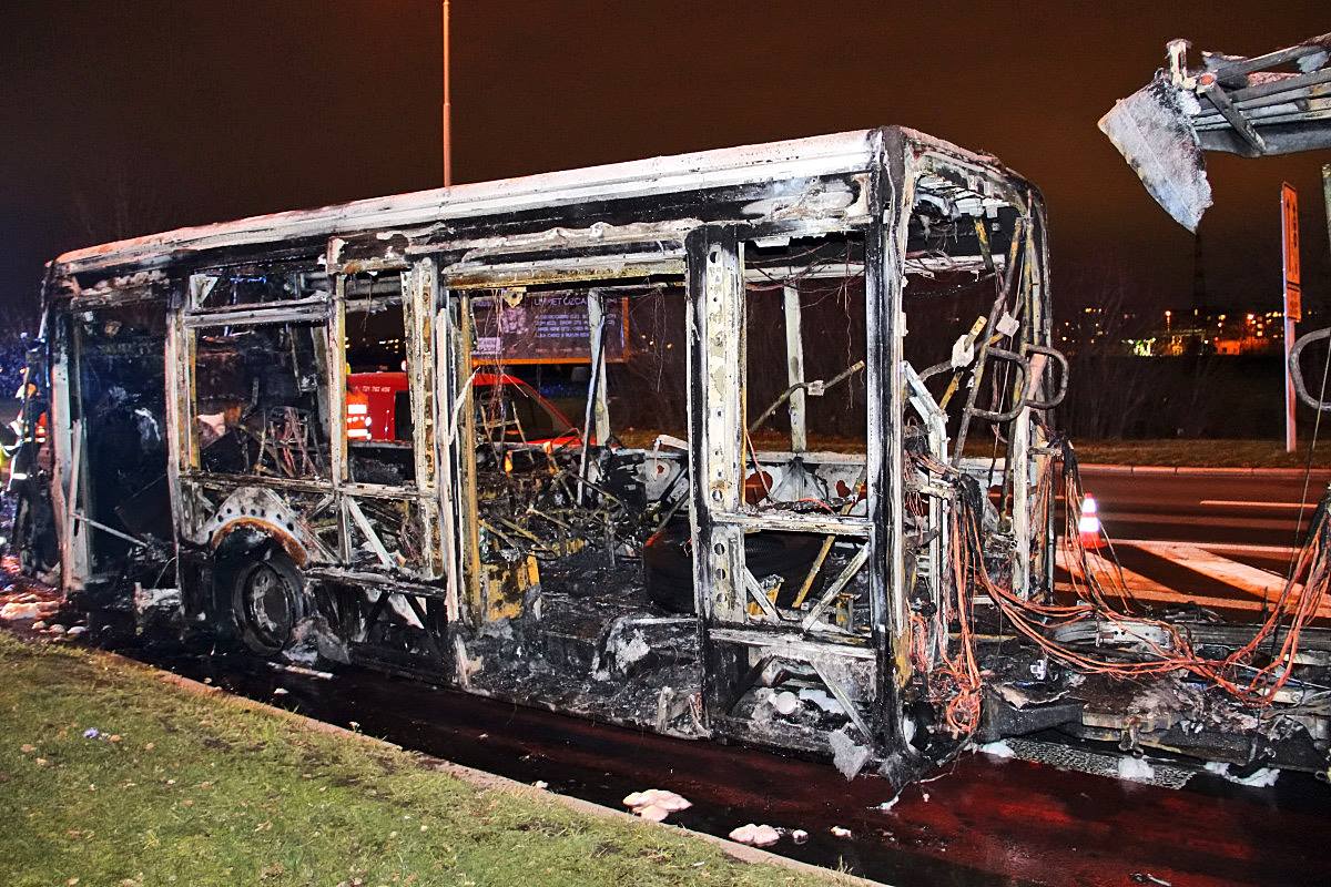 Pohled na zadní článek autobusu Irisbus Citybus pražského DP ev. č. 6508, který shořel na lince č. 195 dne 2. 12. 2015. (foto: Roman Vanka, Citybus.cz)