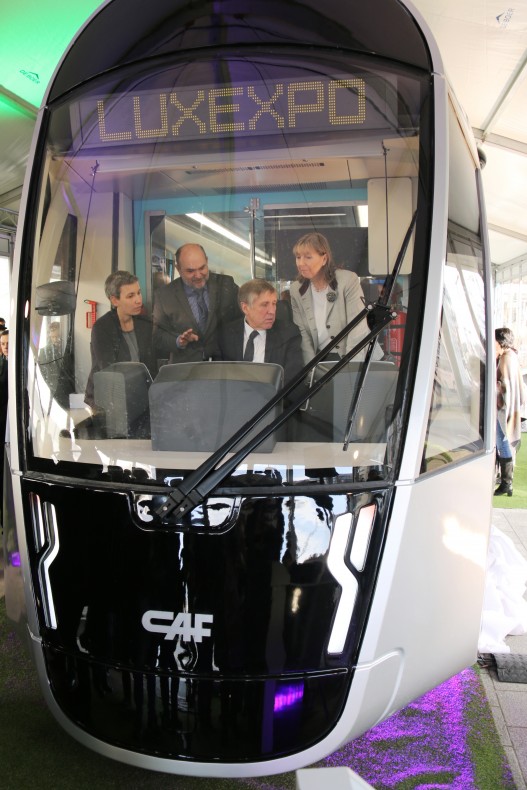Dřevěná maketa tramvaje CAF, s níž se mohou seznámit občané a návštěvníci města Lucemburk mezi 7. 12. 2015 a 31. 1. 2016. (zdroj: LUXTRAM)