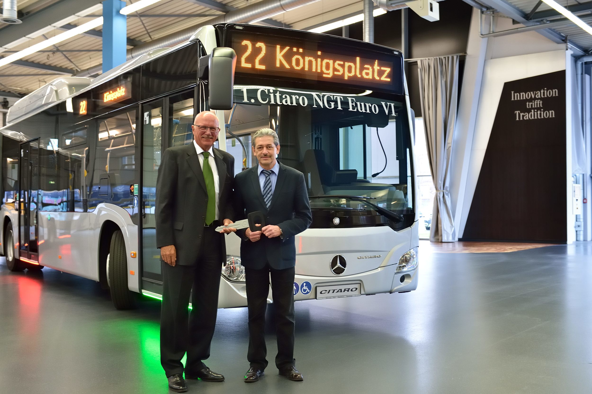 Symbolický klíč k prvnímu Citaru NGT si převzal šéf autobusového provozu Augsburger Stadtwerke. Město odebere celkem 13 článkových vozů. (foto: EvoBus)
