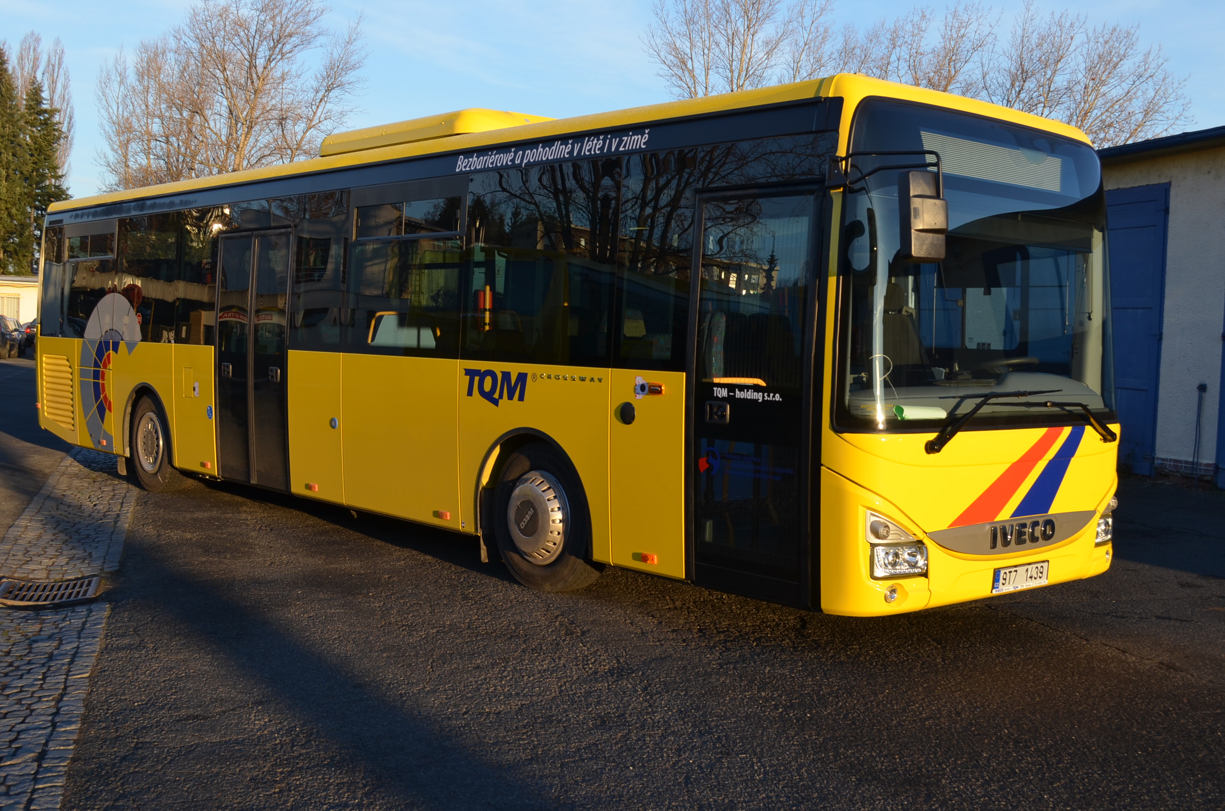 Jeden z dvojice nových Crosswayů 12M LE, který je součástí celkem osmikusové dodávky vozů značky Iveco Bus pro opavského dopravce TQM. (foto: TQM - holding s. r. o.)