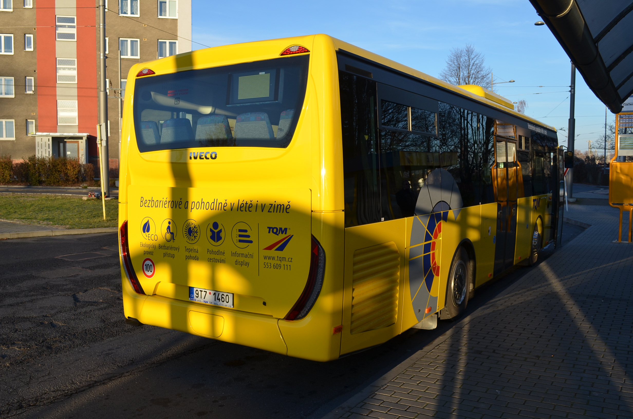 Autobusy jsou mj. v zadní části opatřeny novým polepem dle manuálu Moravskoslezského kraje (za zadní nápravou) a nálepkami společnosti TQM. (foto: TQM - holding s. r. o.)