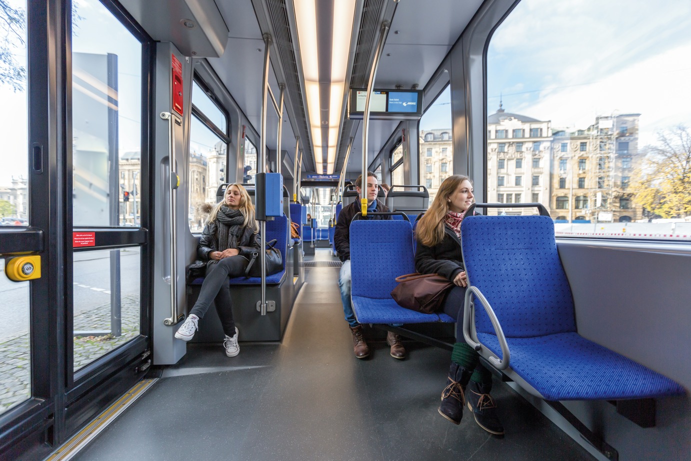 Unikátní řešení podvozků s tzv. skupinovým podélným pohonem umožňuje u vozů Avenio umístit i do prostoru nad koly dvojici sedadel vedle sebe. Podlaha směrem k podvozkům mírně stoupá pomocí plošinek a ke čtveřici sedadel je nutné překonat malý schůdek. (foto: Siemens)