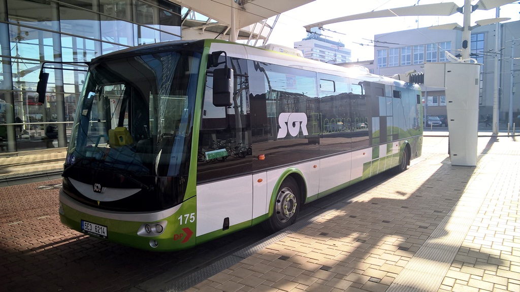 Zařízení bude sloužit ke zkušebnímu nabíjení elektrobusu SOR EBN 11. (foto: DPMHK)