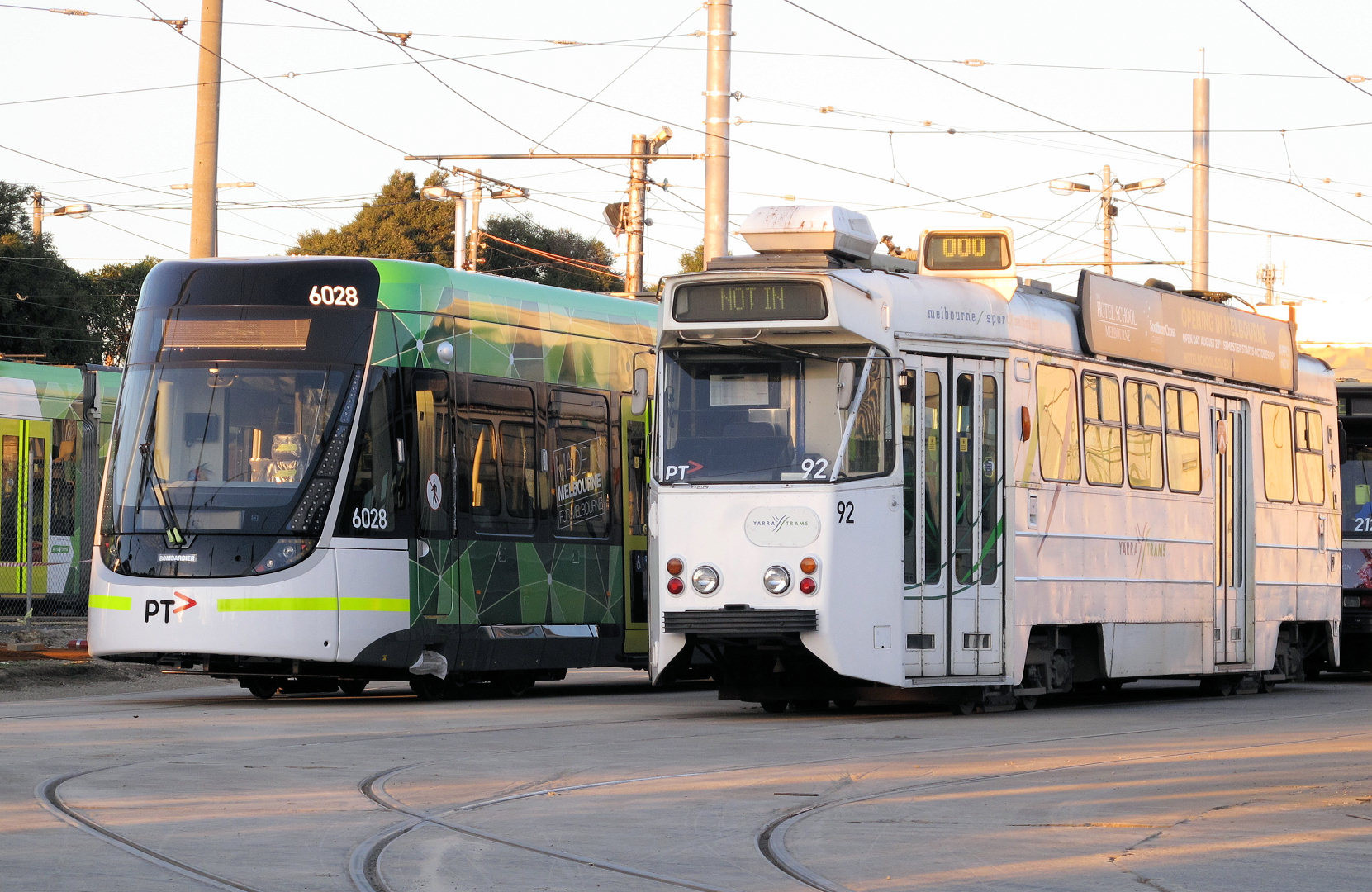 Konstrukce vozů řady Z (nejstarších tramvají nasazovaných na běžné linky) byla inspirována švédskými tramvajemi M28 a M29. Jeden z vozů řady Z je na snímku zachycen vedle nejmladšího přírůstku v podobě vozu Bombardier Flexity Swift (řada E) ev. č. 6028. (foto: Mal Rowe)