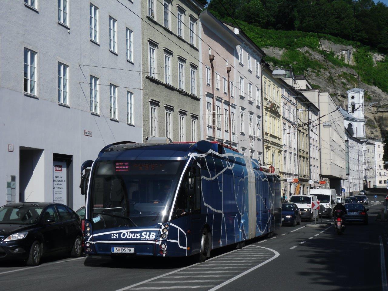 Trolejbus Solaris Trollino 18 AC MetroStyle ev. č. 321 na lince č. 10 na ulici Franz-Josef-Kai. Nyní tuto trať používají linky č. 7 a 8, přičemž zde došlo k obnově trolejového vedení. (foto: Gunter Mackinger)