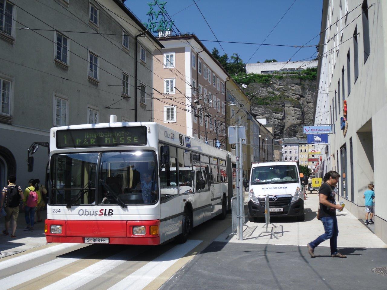 Trolejbus zachycený na nové pěší zóně v centru města, kde byl omezen průjezd trolejbusů odkloněním linek č. 7 a 8. Na snímku je jeden z 22 provozních vozů Gräf & Stift/MAN typu NGT 204 M 16 ev. č. 234. (foto: Gunter Mackiner)