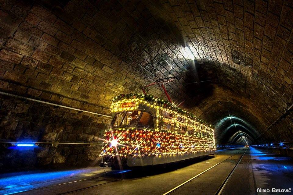 Vůz T2 ev. č. 215 v tunelu pod Bratislavským hradem. (foto: Nino Belovič)