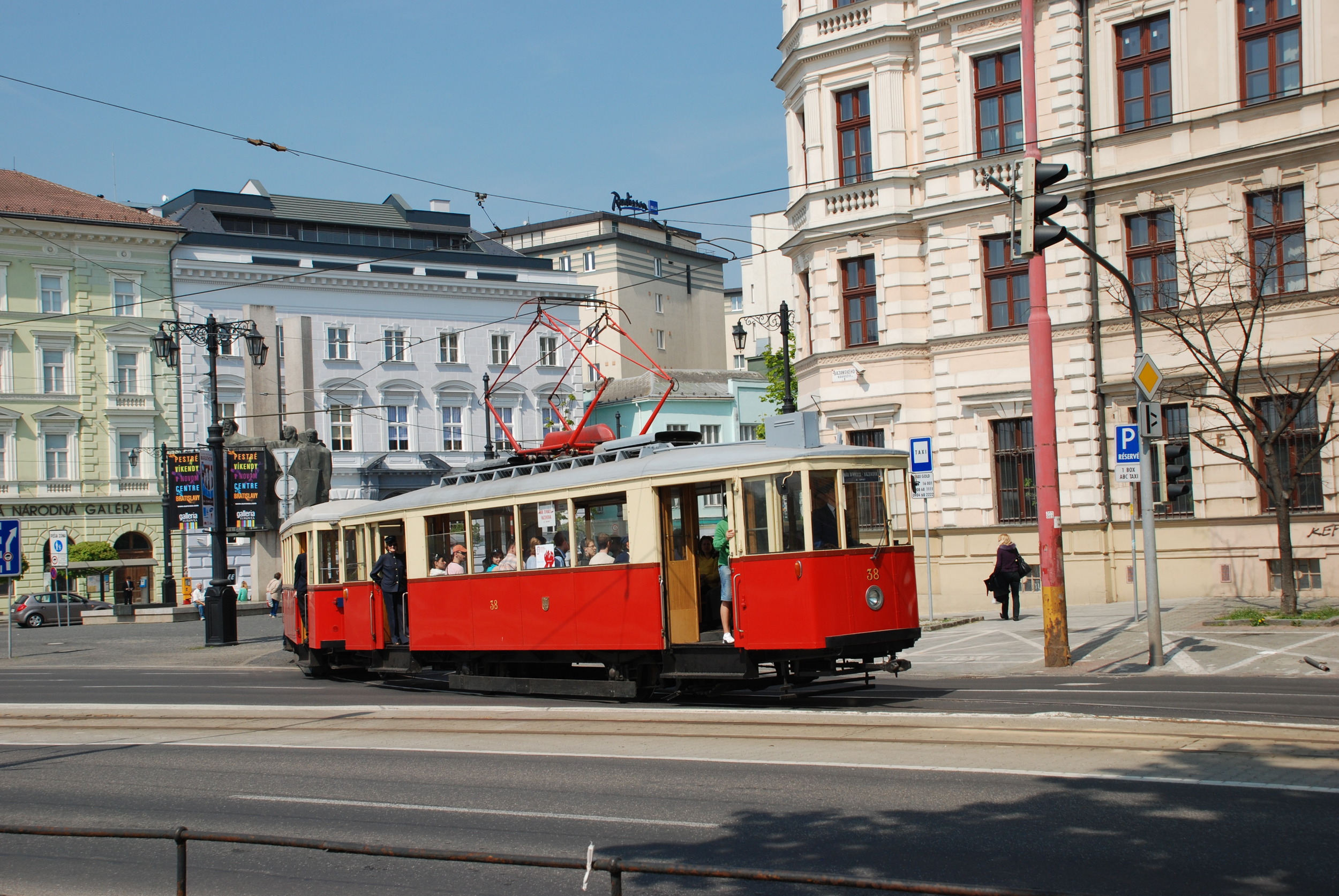 Vůz ev. č. 38 na ilustračním snímku z jara 2013. Tramvaj byla vyrobena v roce 1958 a je považována za poslední dvounápravový vůz zkonstruovaný v Československu. (foto: Libor Hinčica)