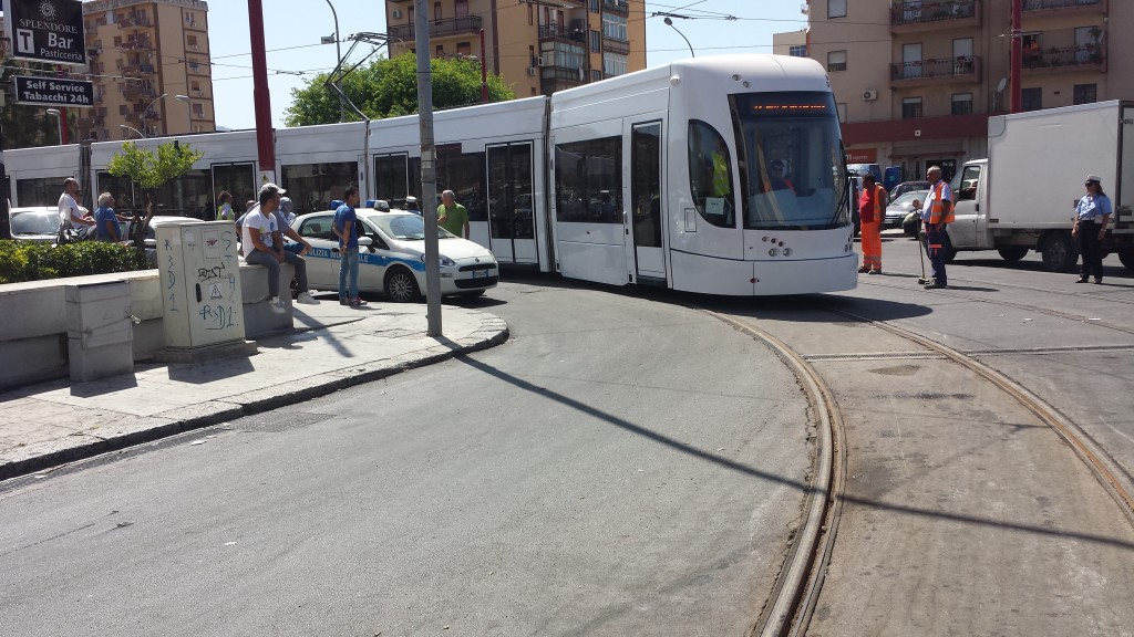 Tramvaj Bombardier Flexity Outlook při jedné z prvních zkušebních jízd v Palermu v červenci 2014. (zdroj: www.tram.palermo.it)