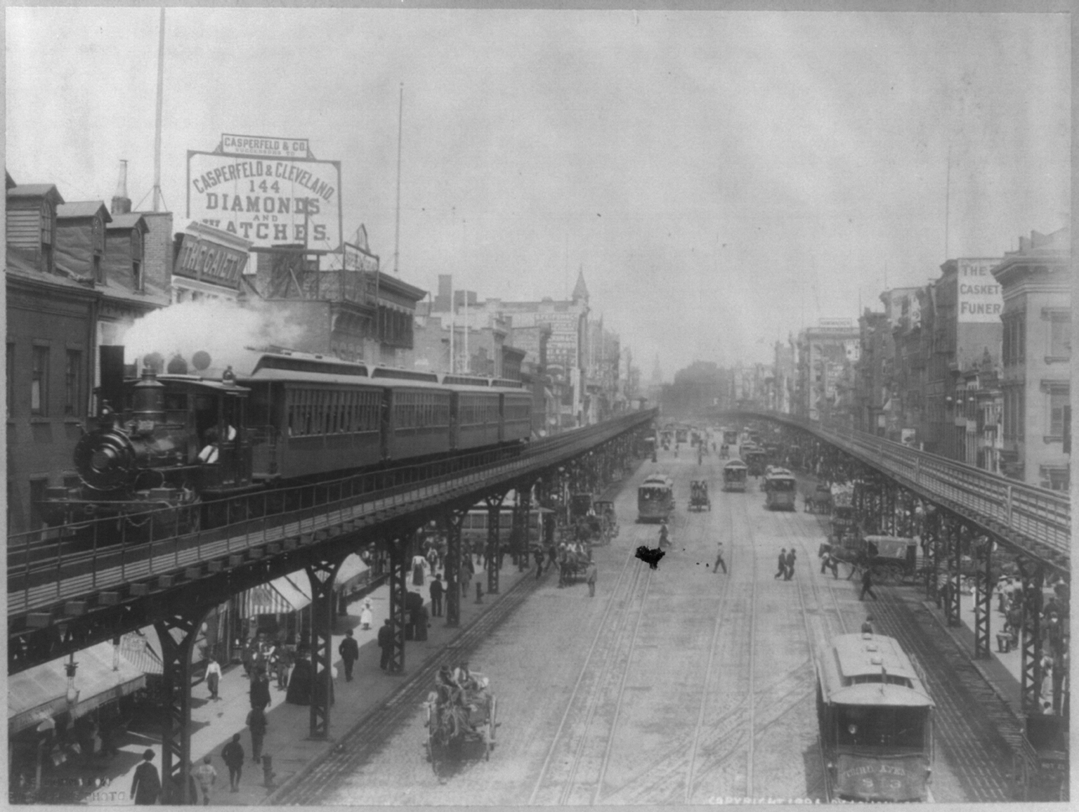 Tramvaje většinou nadzemních drahám musely ustoupit. Zde však vidíme ještě čilý dopravní ruch pozemní a nadzemní kolejové dopravy v New Yorku. (zdroj: Wikipedia.org)